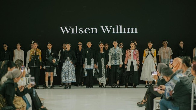Wilsen Willim, mengambil figur perempuan berani, cerdas, kuat, dan bebas menjalani hidupnya sebagai inspirasi koleksi terbarunya, di Langham Fashion Soiree.