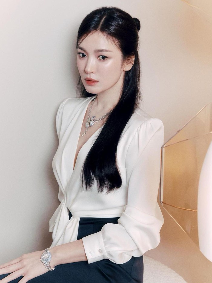 Tak ketinggalan, Song Hye Kyo juga mengenakan beberapa perhiasan mewah dan berkelas dari brand Chaumet./ Foto: Park Jong Ha/instagram.com/kyo1122