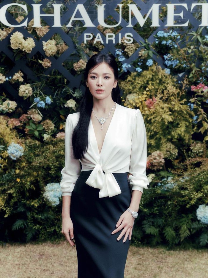 Salah satu aktris ternama asal Korea Selatan yang juga merupakan brand ambassador 'Chaumet' yakni Song Hye Kyo tampil menawan di pemotretan terbaru untuk brand tersebut./ Foto: Park Jong Ha/instagram.com/kyo1122