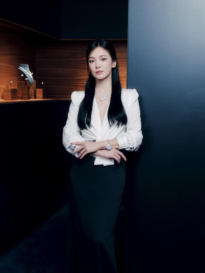 Kali ini, sang aktris kembali memancarkan pesona awet mudanya dalam balutan outfit hitam putih serta half ponytail hairstyle./ Foto: Park Jong Ha/instagram.com/kyo1122