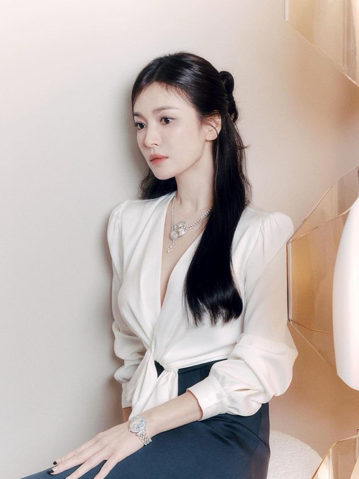 Bahkan dalam potret side profile saja, pesona Song Hye Kyo sudah sangat terpancar, ya!/ Foto: Park Jong Ha/instagram.com/kyo1122