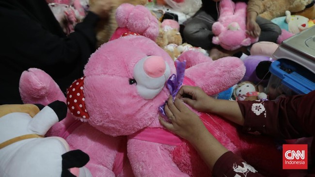 Pekerja lepas menyelesaikan pesanan beragam boneka di pabrik boneka Sipaka kawasan Rawa Lumbu, Bekasi, Kamis, 2 November 2023. Dalam satu hari UMKM ini mampu menghasilkan 100 hingga 200 boneka. CNN Indonesia/Safir Makki