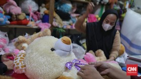 FOTO: Semringah Perajin Boneka Rumahan Mendulang Cuan