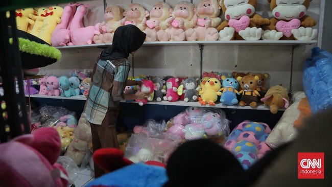 FOTO: Semringah Perajin Boneka Rumahan Mendulang Cuan