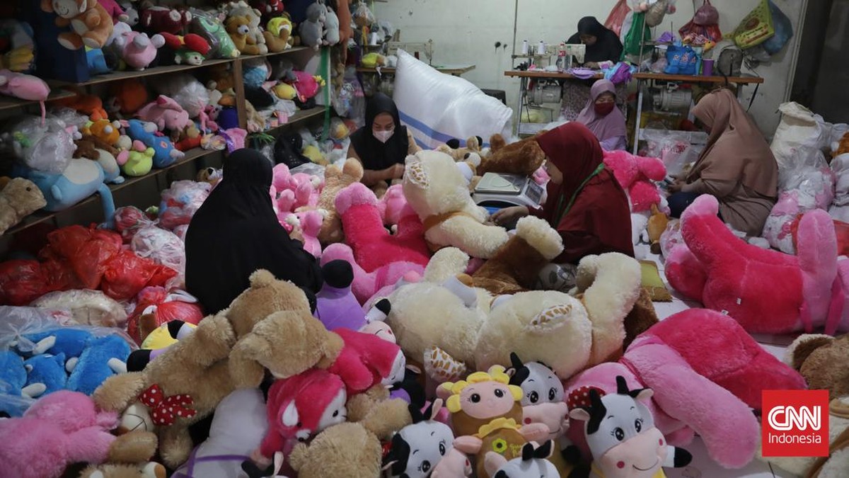 FOTO: Semringah Perajin Boneka Rumahan Mendulang Cuan