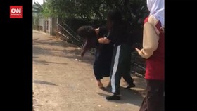 VIDEO: Siswi SMK Aniaya Siswi SMP di Depok, Polisi Tangkap Pelaku