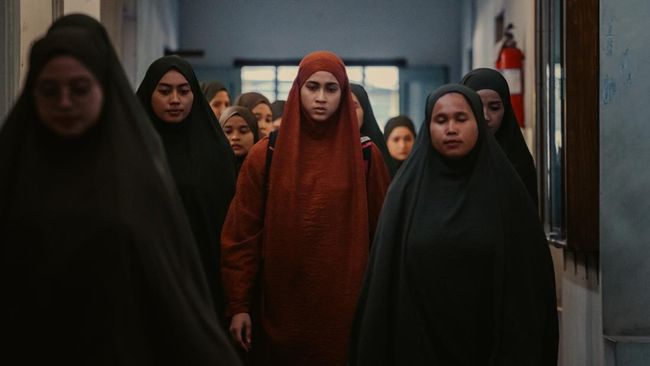 Review film Tuhan, Izinkan Aku Berdosa: film ini jadi sedikit dari karya Hanung Bramantyo yang, akhirnya, sanggup bikin terpana.