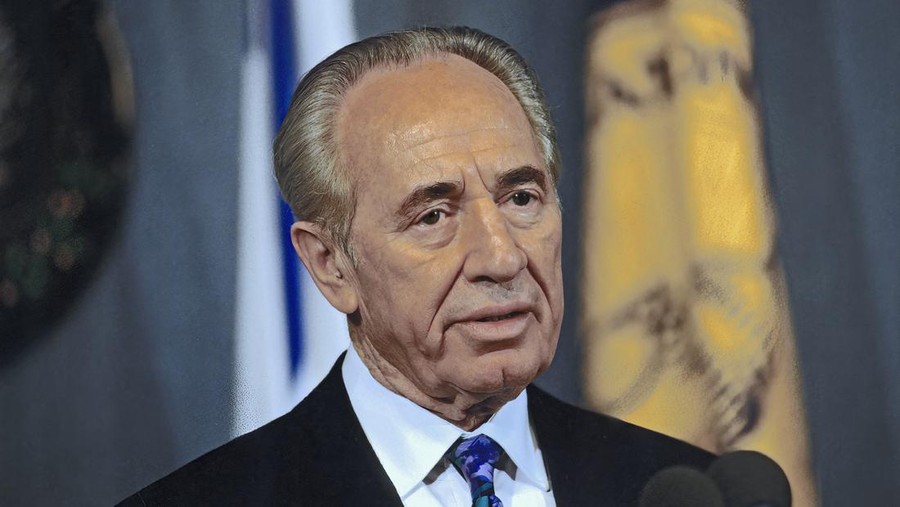 1508154302 Israeli Prime Minister Shimon Peres speaking at the National Press Club luncheon in Washington DC, on December 12, 1995 (Photo by Mark Reinstein/Corbis via Getty Images)