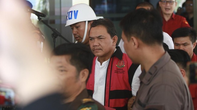 Mantan Anggota Badan Pemeriksaan Keuangan (BPK) Achsanul Qosasi mengakui pernah menerima Rp40 miliar dan berharap majelis hakim memaafkannya di pengadilan.