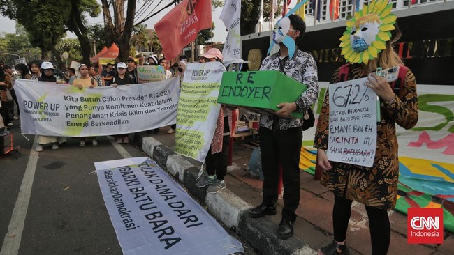 FOTO: Aksi Anak Muda di KPU, Desak Capres Serius soal Krisis Iklim