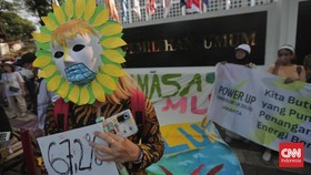 FOTO: Aksi Anak Muda di KPU, Desak Capres Serius soal Krisis Iklim