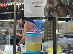 Seorang Artis Tertangkap Kamera Jual Makanan di Pasar, Ini Menunya