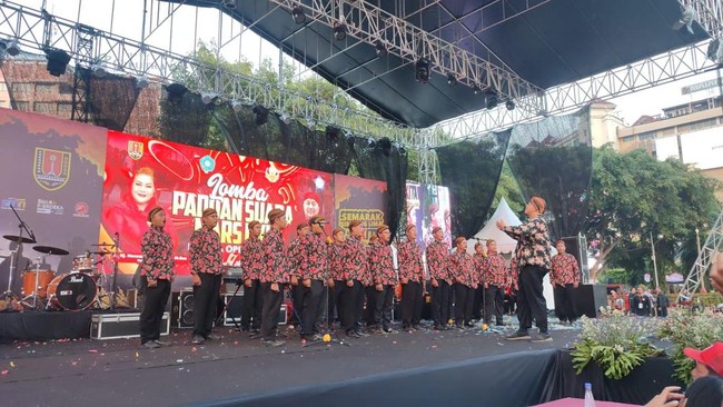 Pemkot Semarang menggelar lomba paduan suara Mars PKK bapak-bapak di Lapangan Pancasila, Simpanglima Semarang.