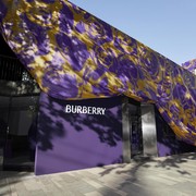 Jalanan Kota Shanghai Dipercantik Motif Mawar Lewat 