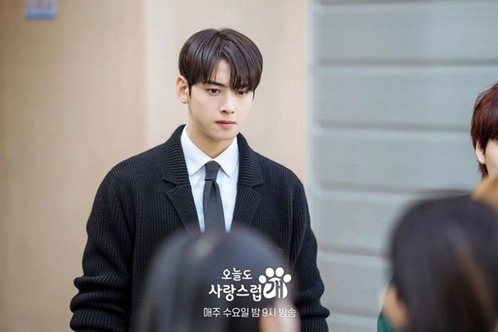 Cha Eun Woo juga berlatih teknik mengajar Matematika yang menarik dan tidak membosankan, agar tidak terlihat kaku di kamera./ foto: instagram.com/mbcdrama_now