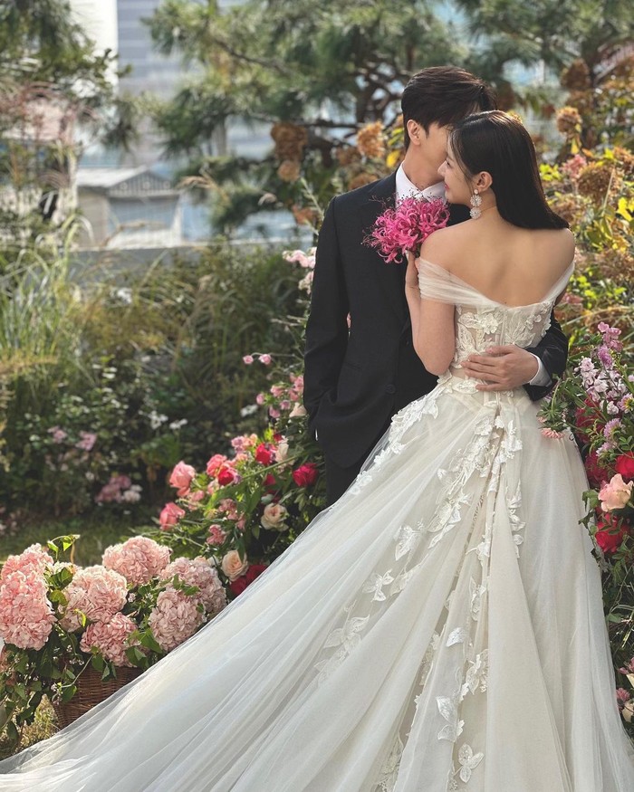 Dukungan dan ucapan selamat dari para penggemar menghampiri keduanya. Thunder dan Mimi juga membagikan momen kebahagiaan mereka melalui akun sosial media./ Foto: allkpop.com