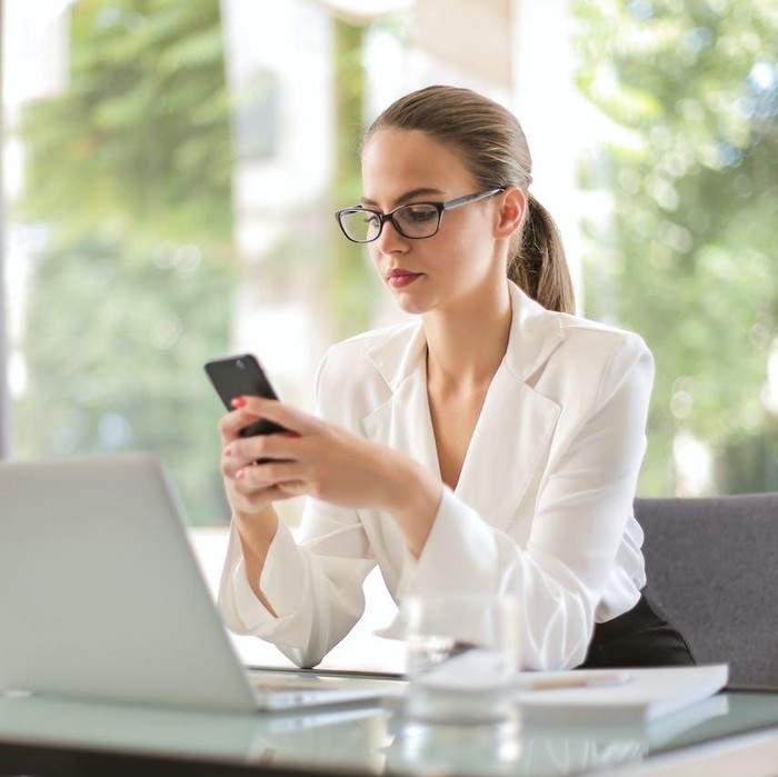 Orang yang tidak suka caper juga memiliki kepribadian teliti. Mereka selalu berhati-hati dalam hidupnya, terutama pada apa yang diunggah di media sosial.