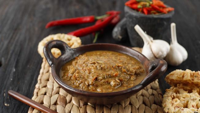 Sambal tumpang merupakan menu olahan sedap berbahan dasar tempe. Jika tertarik membuatnya, simak resep sambal tumpang tempe berikut.