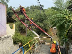 Jembatan Gantung di Depok Hampir Roboh Diterjang Arus Deras Kali Ciliwung