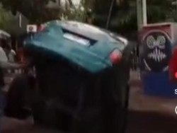 Mobil Masuk Got di Depan Asrama Brimob Pabaeng-baeng Makassar