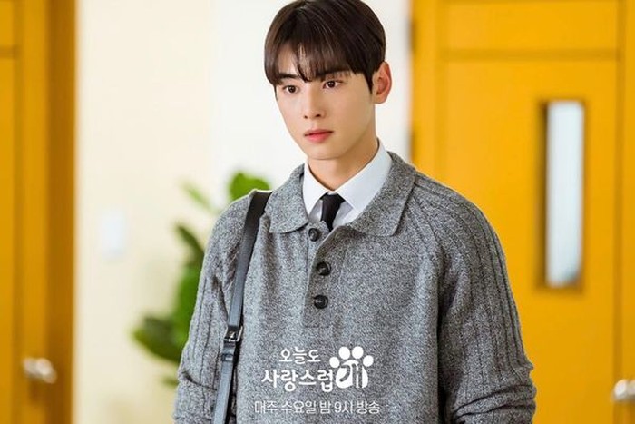 Lucunya lagi, ketika adegan di mana Cha Eun Woo berciuman dengan anjing, ia sampai harus mengoleskan makanan anjing di sekitar bibirnya agar anjing kecil tersebut mau mendekat ke arahnya. Well, kamu bisa menyaksikan drama ini di Viu, ya!/ foto: instagram.com/mbcdrama_now