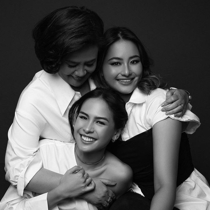 <p>Belum lama ini, Maudy Ayunda mengunggah potret bareng adik, Amanda Khairunnisa, dan sang ibunda, nih. Foto itu ia bagikan dalam rangka memperingati hari kelahiran ibundanya, Muren Jasmedi. (Foto: Instagram @maudyayunda)<br /><br /><br /></p>