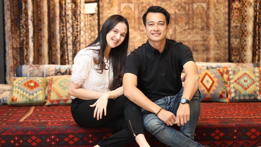 Potret Harmonis Eza Gionino dan Istri yang Sempat Tak Direstui Ibunda Potret Harmonis Eza Gionino dan Istri yang Sempat Tak Direstui Ibunda