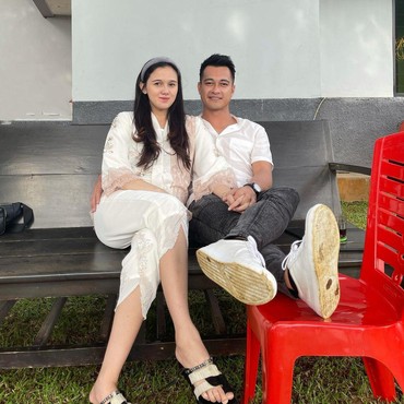 6 Potret Harmonis Eza Gionino dan Istri yang Sempat Tak Direstui Ibunda