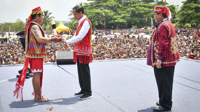 Presiden Joko Widodo mendapat gelar adat dari suku Dayak saat berkunjung ke Kutai Barat setelah mengunjungi Ibu Kota Nusantara (IKN).