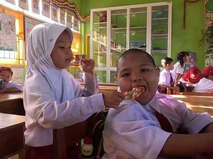 Tanpa Kaki Tangan Sempurna, Anak Pembuat Kusen Hidup Tegar Ajarkan Persahabatan