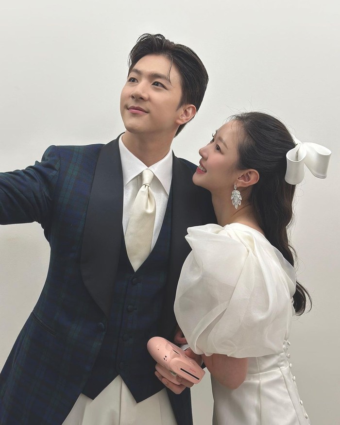 Mari terus dukung Thunder MBLAQ dan Mimi Gugudan, Beauties! Semoga kebahagiaan senantiasa mewarnai kehidupan dan karier mereka ke depannya./ Foto: instagram.com/mimio101