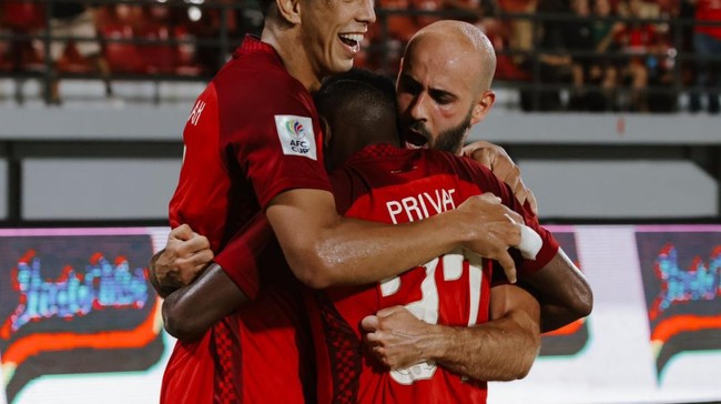 Bali United tekuk PSS berkat gol gelandang asal Palestina dalam laga yang diwarnai insiden Novri Setiawan yang dilarikan ke Rumah Sakit.
