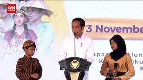 VIDEO: Jokowi Beri Sepeda Kepada 2 Anak Yang Hafal Pancasila di IKN