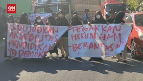 VIDEO: Polisi Bubarkan Demo dan Tangkap 11 Mahasiswa di Makassar