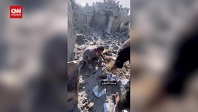 VIDEO: Kisah Pilu Seorang Ayah Mencari 4 Anak di Reruntuhan Kamp