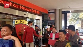 VIDEO: Wajah Kusut Achsanul Qosasi Usai Jadi Tersangka Dugaan Korupsi