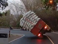 Kelebihan Muatan, Truk Pengangkut Pupuk Terguling di Jalan Jogja-Wonosari