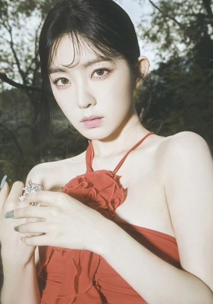 Dengan tema foto lainnya, Irene tampil anggun dengan dress merah. Latar hutan semakin menampilkan kesan misterius/Foto: instagram.com/redvelvet.smtown