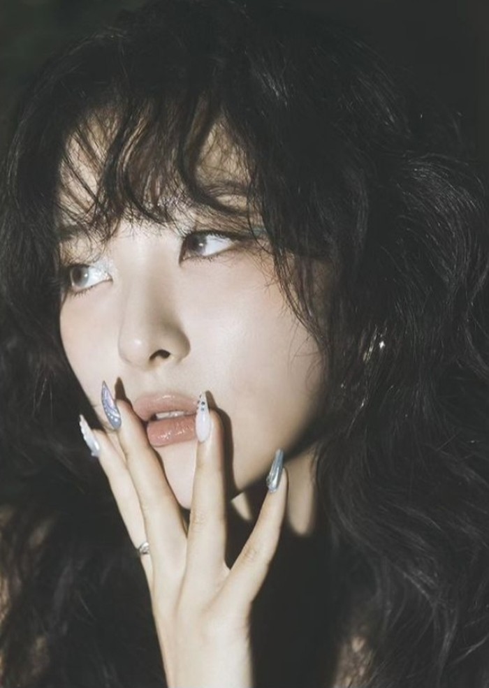 Di potret lainnya, Seulgi tampil dengan rambut ikal yang mempesona. Tampilan makeup natural semakin melengkapi pesonanya/Foto: instagram.com/redvelvet.smtown