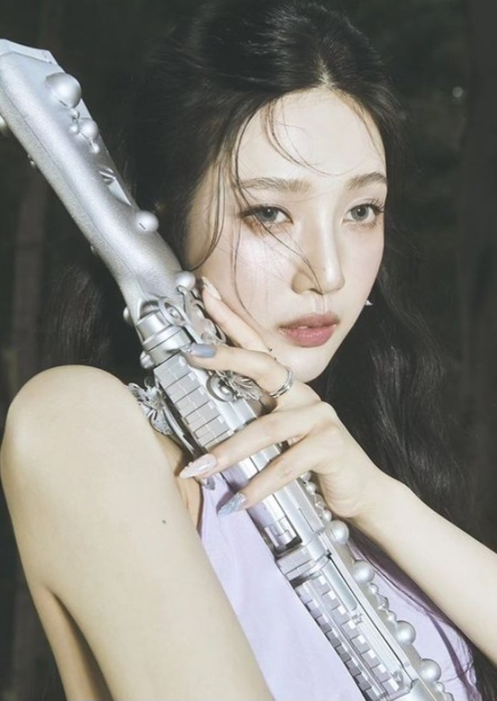 Di tema foto lainnya, Joy tampak lebih tegas. Ia tampil dengan dress lilac dan membawa senapan silver/Foto: instagram.com/redvelvet.smtown