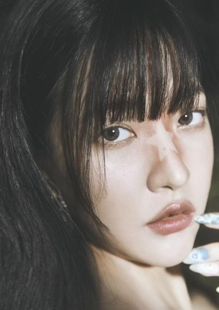 Di tema lainnya, Yeri tampak lebih dewasa. Tatapan tegasnya begitu jelas. Simbol bintang di hidung membuatnya tampil dengan makeup unik, tetapi tetap cantik/Foto: instagram.com/redvelvet.smtown