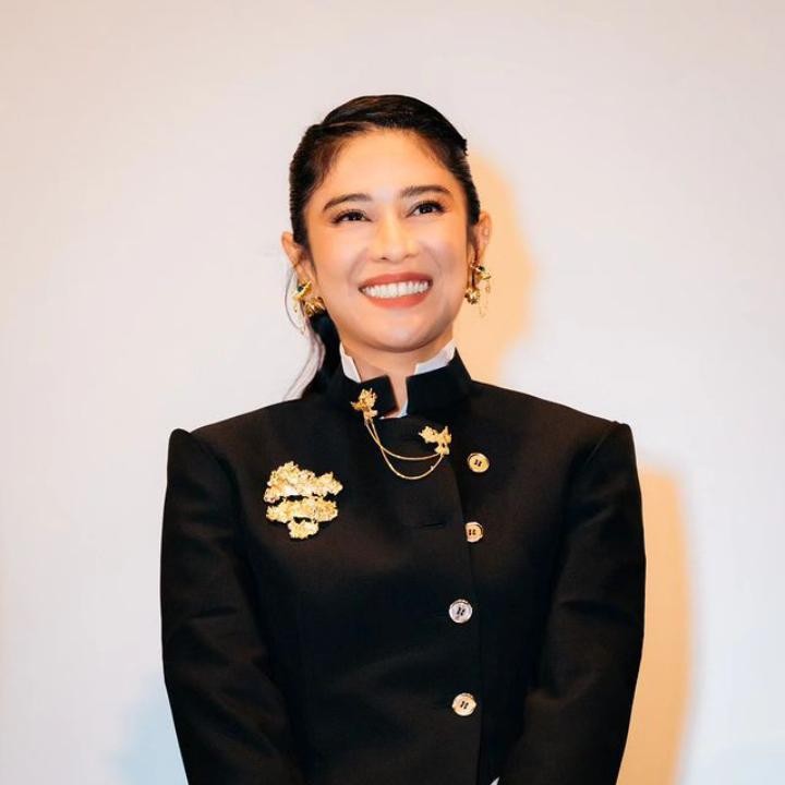 <p>Dian Sastrowardoyo dikenal sebagai salah satu aktris yang peduli dengan pendidikan. Tak heran bila ia masuk dalam deretan artis yang berhasil menyelesaian kuliah hingga meraih gelar Magister (S2). Dian diketahui lulus S2 dari Universitas Indonesia dengan predikat Cum Laude. (Foto: Instagram @therealdisastr)</p>