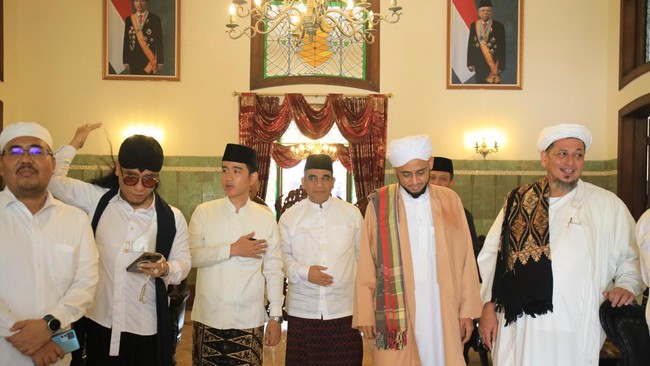 Pimpinan Pondok Pesantren Ora Aji, Miftah Maulana Habiburrahman mengajak bakal cawapres nomor urut 2, Gibran Rakabuming Raka menginap di pondok pesantren.