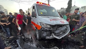 FOTO: Israel Serang Konvoi Ambulans Gaza, Belasan Warga Sipil Tewas