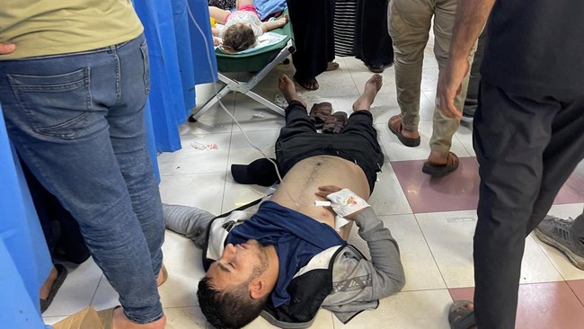 FOTO: Israel Serang Konvoi Ambulans Gaza, Belasan Warga Sipil Tewas