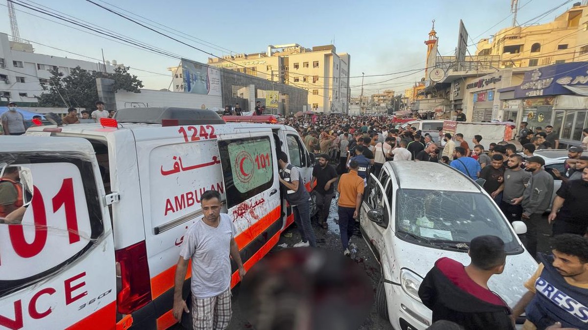 FOTO: Israel Serang Konvoi Ambulans Gaza, Belasan Warga Sipil Tewas