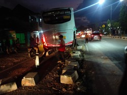 Detik-detik Bus Hajar Rumah di Modalan Ring Road Selatan Bantul