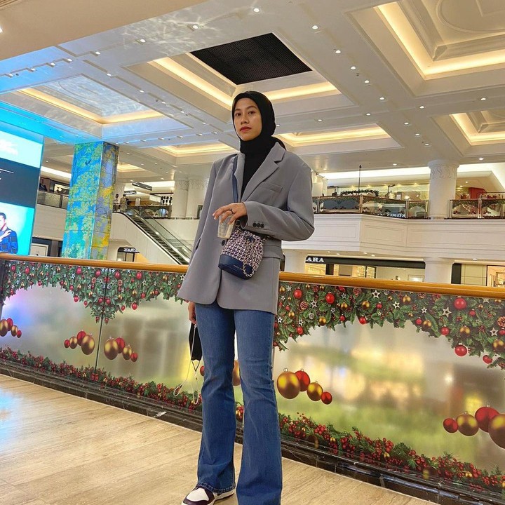 <p>Bahkan, tak sedikit netizen yang terinspirasi dengan gaya <em>outfit of the day</em> (OOTD) Megawati. "Kepoin instagram kak mega selain ngefans voly juga karna cari inspirasi ootd buat cewek tinggi+berhijab," tulis akun <em>Instagram@laras****.</em> (Foto: Instagram@megawatihangestrip)</p>