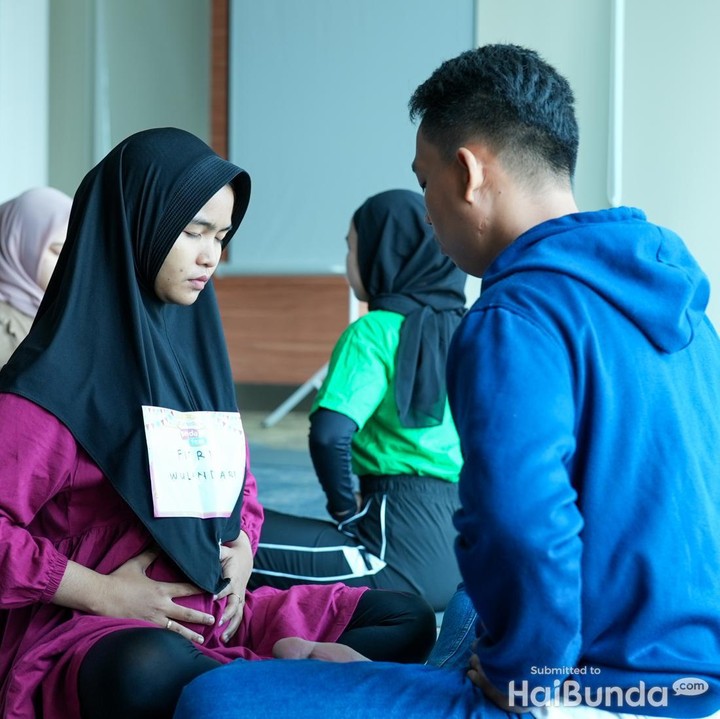 <p>Gerakan-gerakan yoga yang dipandu oleh Ayu ini merupakan gerakan yang bisa dilakukan bersama suami di rumah. "Pas restorasi atau pemulihan (di rumah), dibantu sama Ayah, ya," kata Ayu di akhir sesi. Wah seru banget ya, Bunda! (Foto: Tim HaiBunda)</p>