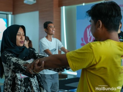 7 Potret Momen Mesra Bunda-Bunda Surabaya Yoga Bareng Suami di Bumil Time